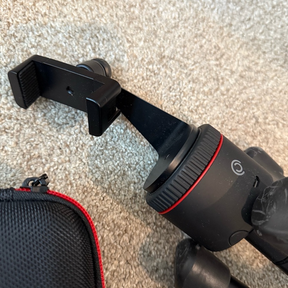 Pivo Black Tripod with Remote - Picture 14 of 16